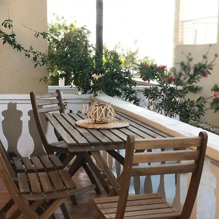 דירה Ayerina Ground Floor ארילס